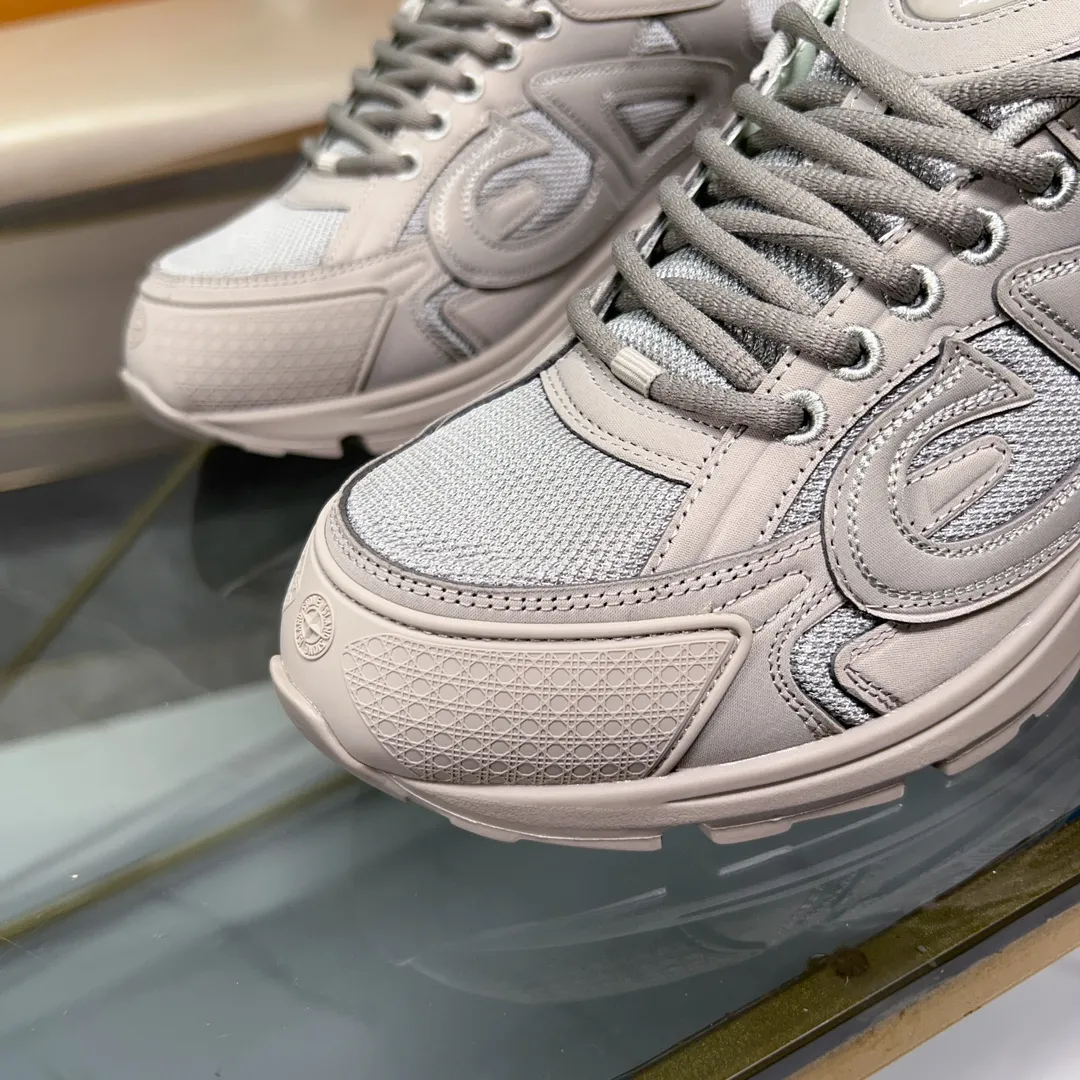 Men's Men's Shoes💰P460💰【DIOR】Dior's new B30 low-top sneakers✅ Carefully crafted from gray mesh fabric and white technical fabric, it features a CD30" graphic logo, and "DIO~B30" and "CD30" logos on the heel and tongue. The extra-light sculpted rubber sole is paired with iconic embellishments to enhance style, and internal stretch details create an ideal and comfortable wearing experience. Can be matched with a variety of casual looks to highlight a fashionable and modern sports style. Size: 38-44 (45 can be customized)